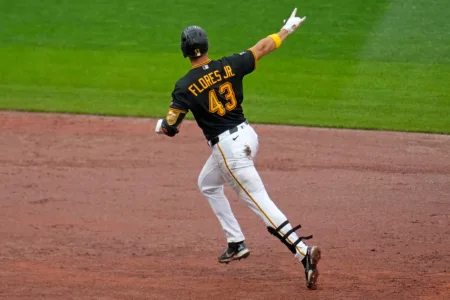 Flores Jr. Hits Go-Ahead, 2-Run Homer In 8th As Pirates Rally For 4-3 Win And Series Sweep Of Royals